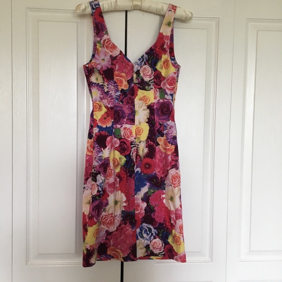 NWOT GUESS Floral Dress - Picture 4 of 4